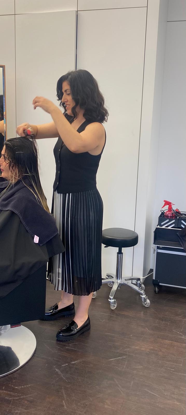 Friseuese-frisiert-Model.jpg